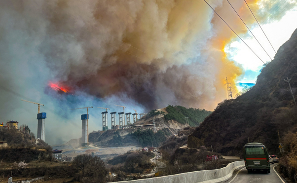 Cháy rừng bùng phát và nhanh chóng lan rộng tại tỉnh Tứ Xuyên, Trung Quốc - Ảnh 1.