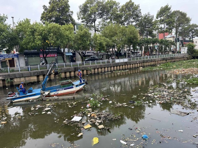 Hơn 100 tấn rác dồn ứ trên kênh Nhiêu Lộc - Thị Nghè - Ảnh 1.