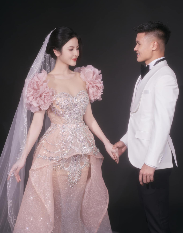 Ngắm bộ ảnh cưới đẹp ngọt ngào của Quang Hải - Chu Thanh Huyền - Ảnh 2.