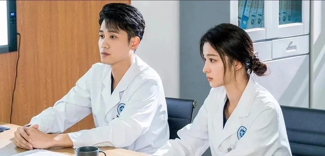 
The two actors play neurologists in the film (Photo: Weibo)
