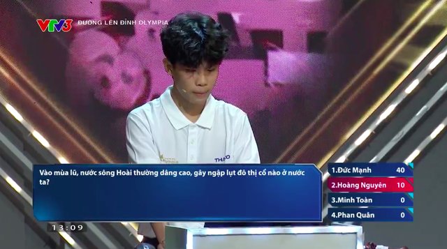 
Contestant Phan Hoàng Nguyên from Thanh Chương 3 High School scored 10 points in the Warm-up round with 6 personal questions. Hoàng Nguyên seemed unhappy with the unfavorable start.

