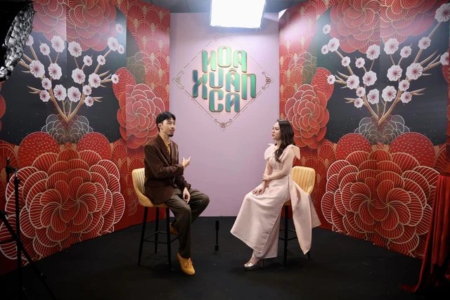 
Journalist Thư Hiền and artist Đen Vâu share their thoughts in a behind-the-scenes conversation for the programme Hoa Xuân Ca (Spring Flower Song).
