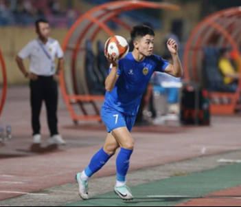 Ngay sau tuyên bố “Cậu ấy chưa phải ngôi sao” của HLV Văn Sỹ Sơn, Đình Bắc gia nhập Hanoi FC - Ảnh 1.