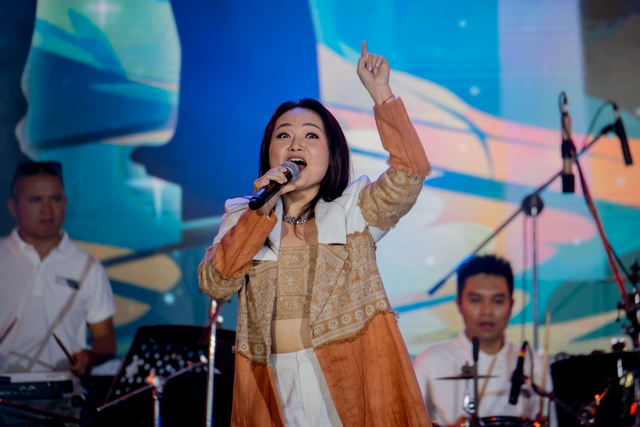 Phương Mỹ Chi hát Bài ca đất phương Nam, biển người hào hứng hòa giọng cùng Cine Show - Ảnh 4.