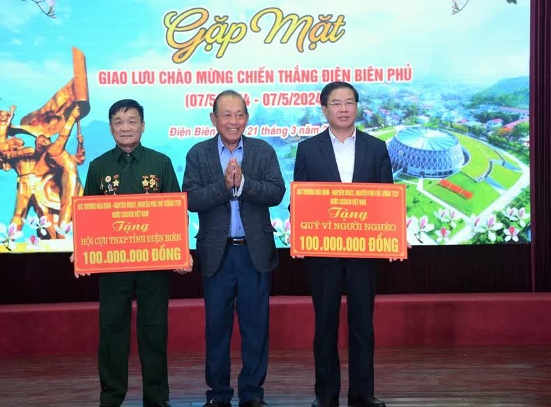 Former Deputy Prime Minister Truong Hoa Binh presented 200 million VND to the Fund For The Poor and the Association of Former Youth Volunteers of Dien Bien Province.