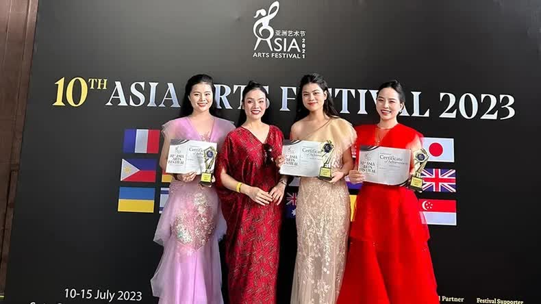 Contestants and their teacher Peoples Artist Tan Nhan (second from left) at the 2023 Asian Arts Festival. 