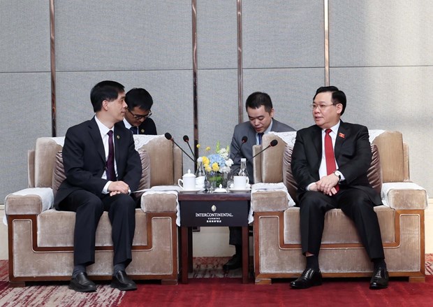 Chairman of the National Assembly Vuong Dinh Hue receives General Director of Yunnan post company (Photo: VNA)