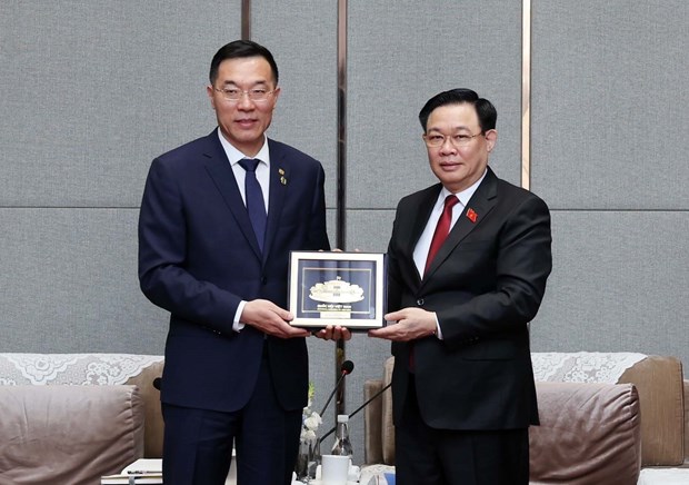 Chairman of the National Assembly Vuong Dinh Hue presents a gift to Chairman of Dalian Locomotive and Rolling Stock Co. Ltd  Sun Rongkun (Photo: VNA)