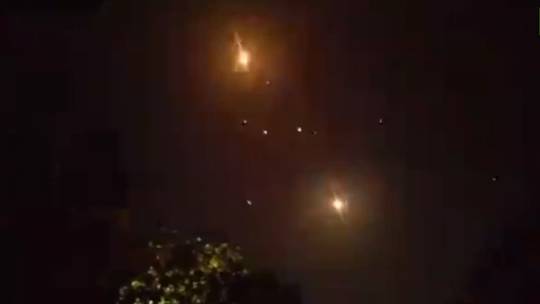 Còi báo động và tiếng nổ vang khắp Israel sau hàng loạt vụ không kích của Iran - Ảnh 1.