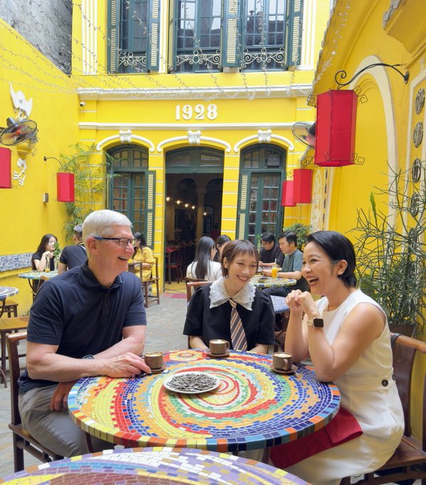 CEO Apple Tim Cook gặp ca sỹ Mỹ Linh, thưởng thức cà phê trứng ở Hà Nội - Ảnh 1.