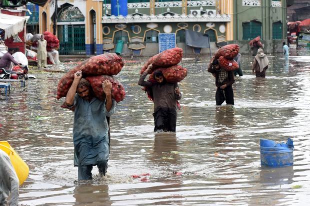 Mưa bão nghiêm trọng tấn công Pakistan và Afghanistan khiến hàng trăm người thiệt mạng - Ảnh 1.