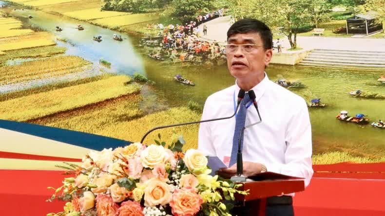 Dinh Van Thu, Chairman of Ninh Binh City Committee and Head of the organising board, speaks at the opening of the exhibition.