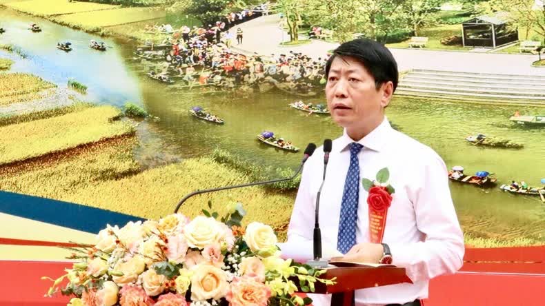 Tran Song Tung, Vice Chairman of Ninh Binh Provincial Peoples Committee, speaks at the exhibition.