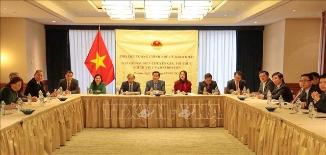 At the meeting between Deputy Prime Minister Le Minh Khai and Vietnamese intellectuals in Boston (Photo: VNA)