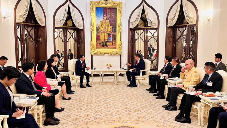 Minister of Foreign Affairs (centre, left) and Thai Prime Minister Srettha Thavisin at their meeting in Bangkok. (Photo: VNA)