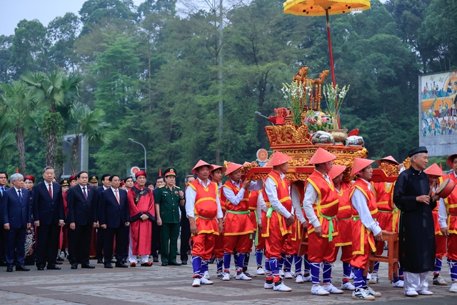 Thủ tướng Phạm Minh Chính dâng hương tưởng nhớ các Vua Hùng - Ảnh 1.