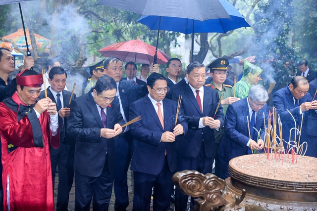 Thủ tướng Phạm Minh Chính dâng hương tưởng nhớ các Vua Hùng - Ảnh 2.