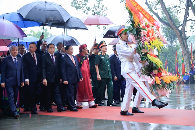 Thủ tướng Phạm Minh Chính dâng hương tưởng nhớ các Vua Hùng - Ảnh 3.