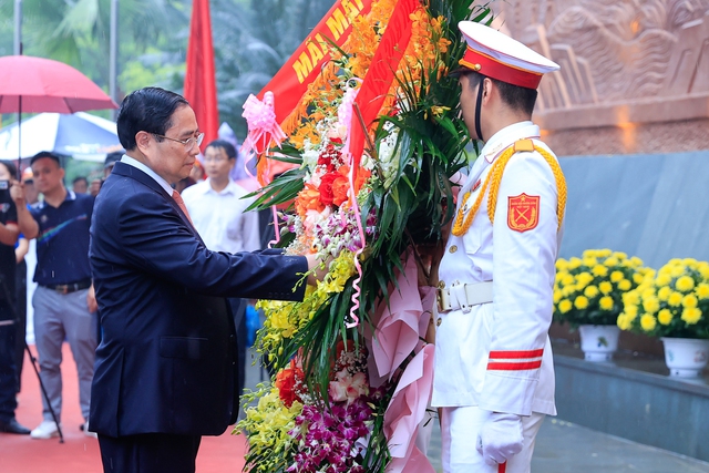 Thủ tướng Phạm Minh Chính dâng hương tưởng nhớ các Vua Hùng - Ảnh 4.