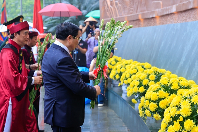 Thủ tướng Phạm Minh Chính dâng hương tưởng nhớ các Vua Hùng - Ảnh 5.