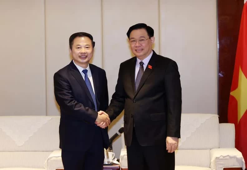 NA Chairman Vuong Dinh Hue (right) receives Zhang Tianren - Secretary of the Party Committee and Chairman of Tianneng Group in Shanghai. (Photo: VNA)