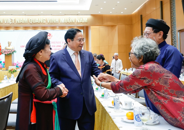Thủ tướng Phạm Minh Chính gặp mặt các già làng, trưởng bản, nghệ nhân, người có uy tín tiêu biểu - Ảnh 3.