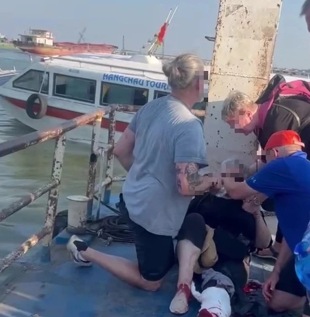 Va chạm giữa phà và tàu chờ khách du lịch trên sông Tiền làm 3 người bị thương - Ảnh 2.