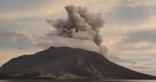 Núi lửa ở Indonesia tiếp tục phun trào, 11.000 người được yêu cầu sơ tán - Ảnh 2.
