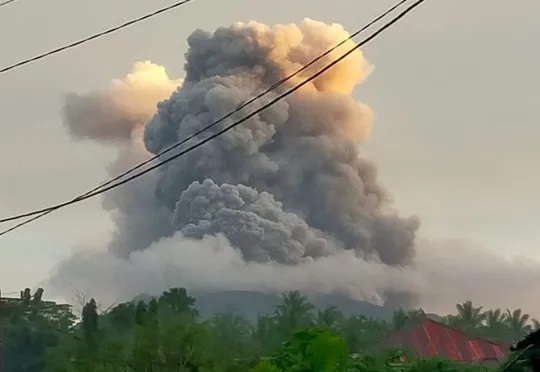 Núi lửa ở Indonesia tiếp tục phun trào, 11.000 người được yêu cầu sơ tán - Ảnh 3.