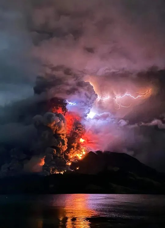 Núi lửa ở Indonesia tiếp tục phun trào, 11.000 người được yêu cầu sơ tán - Ảnh 4.