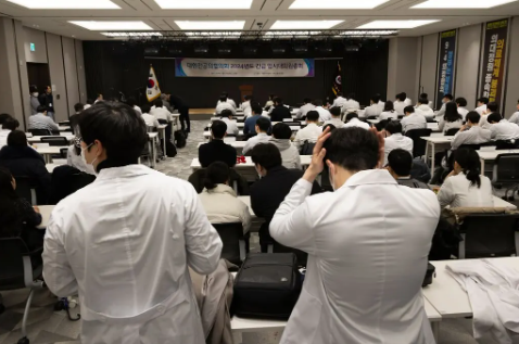 Hiệu trưởng các trường y kêu gọi Chính phủ Hàn Quốc không tăng chỉ tiêu tuyển sinh - Ảnh 1.