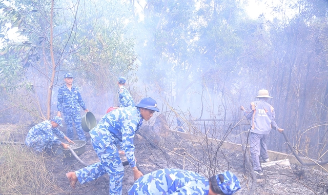 Phú Quốc: Hơn 50 cán bộ, chiến sĩ tham gia chữa cháy - Ảnh 1.