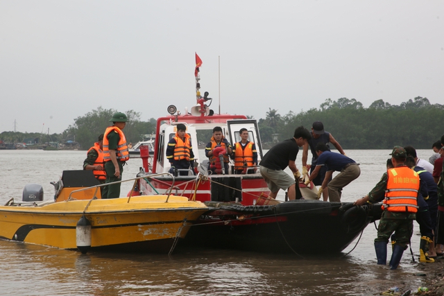 Thủ tướng Chính phủ chỉ đạo tập trung tìm kiếm người mất tích do chìm thuyền tại Quảng Ninh - Ảnh 1.