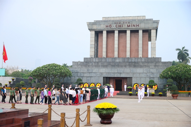 Lãnh đạo Đảng, Nhà nước vào Lăng viếng Chủ tịch Hồ Chí Minh - Ảnh 7.