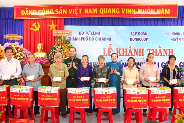Khánh thành công trình Bia truyền thống Lực lượng vũ trang Sài Gòn - Gia Định tại Bến Tre - Ảnh 3.