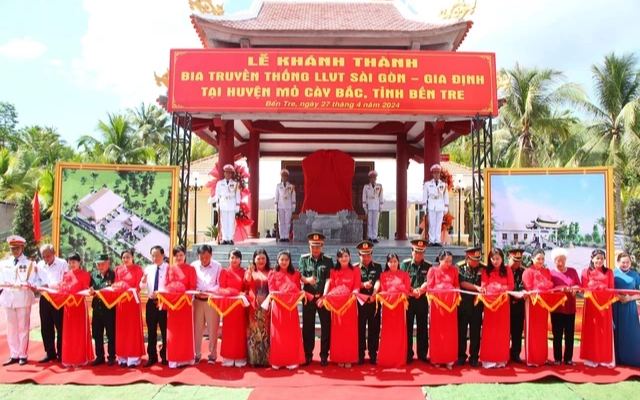 Khánh thành công trình Bia truyền thống Lực lượng vũ trang Sài Gòn - Gia Định tại Bến Tre - Ảnh 1.