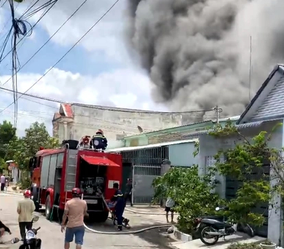 Cháy lớn ở 1 kho hàng nhựa, linh kiện tại Kiên Giang - Ảnh 1.