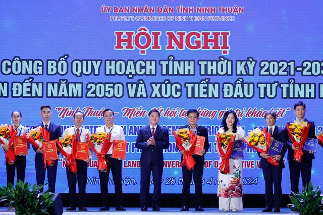 Thủ tướng: Đi lên từ “khó, khô và khổ”, kỳ vọng Ninh Thuận vượt lên phát triển mạnh mẽ - Ảnh 8.