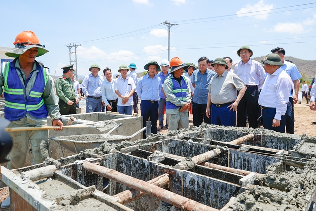Thủ tướng: Ninh Thuận tập trung quy hoạch hệ thống hồ thủy lợi, khắc phục khô hạn trong năm 2025 - Ảnh 1.