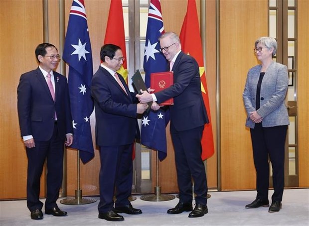 
PM Pham Minh Chinh, his Australian counterpart Anthony Albanese exchange a Joint Statement on the elevation of Vietnam-Australia ties to Comprehensive Strategic Partnership (Photo: VNA)
