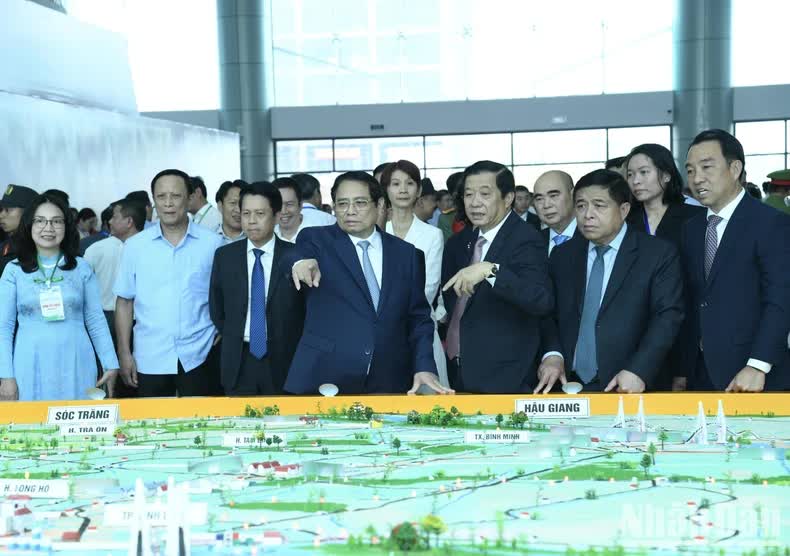 
PM Pham Minh Chinh checks a model of Vinh Longs master plan (Photo: NDO)
