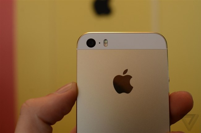 Sườn inox và nắp lưng iPhone 5S, loại thường, chỉ có nắp lưng ( Màu vàng),  ( Nếu lấy full đồ, gồm 2 mặt kiếng, linh kiện linh tinh để lên full giá  280.000 )
