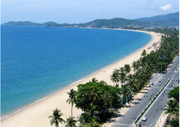 Mỹ Khê được biết đến là một trong những bãi biển đẹp nhất của Việt Nam. Nằm trong thành phố Đà Nẵng, Mỹ Khê có những bãi cát trắng và nước biển trong vắt. Điểm đến tuyệt vời cho những ai yêu thích tận hưởng không khí biển trong lành của miền Trung.
