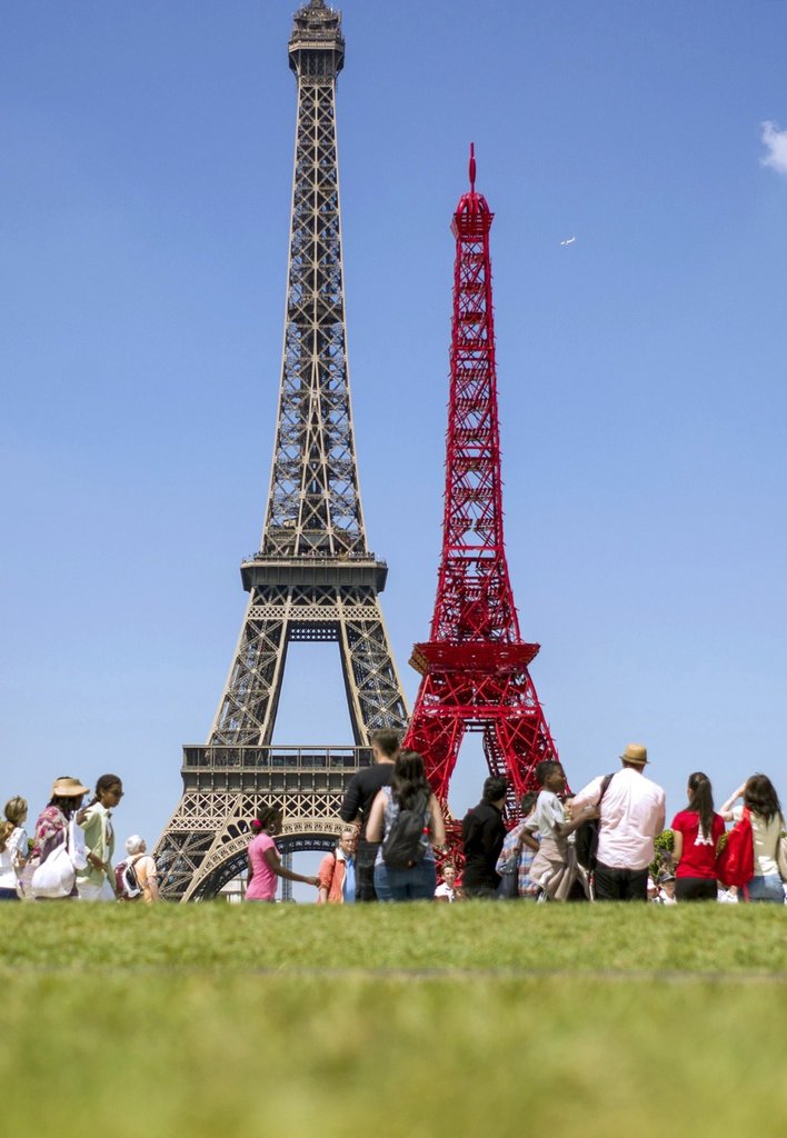 Mô hình giấy 3D Tháp Eiffel  biểu tượng tình yêu đẹp nhất nước Pháp
