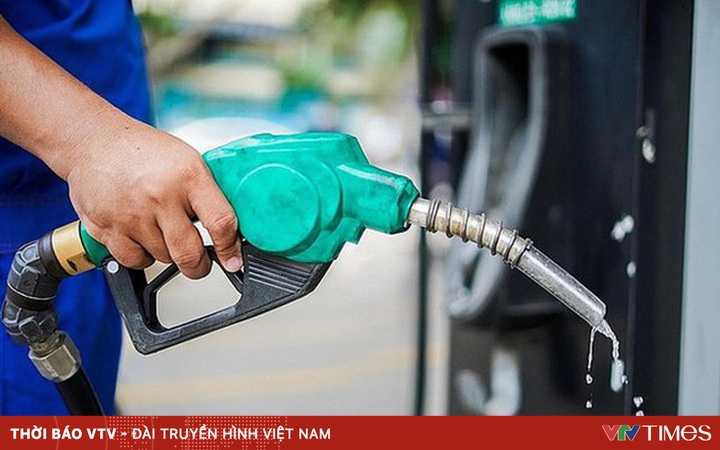 Exceeding the threshold of 30,000 VND/liter, reducing taxes to control gasoline prices?
