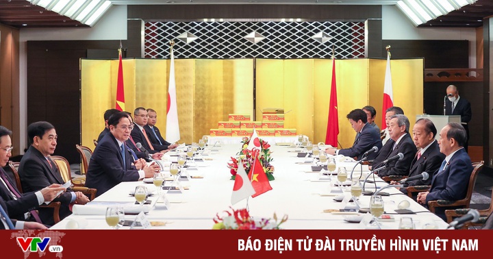 Prime Minister Pham Minh Chinh receives former Japanese Prime Minister Suga Yoshihide and Chairman of the Japan-Vietnam Friendship Parliamentary Union Nikai Toshihiro