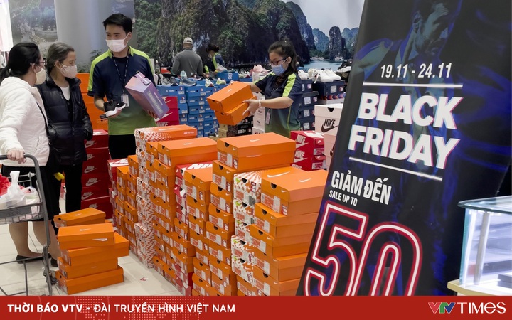 Giảm giá sâu trong ngày Black Friday | VTV.VN