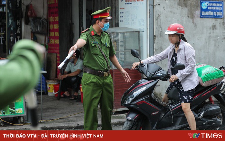 Hanoi strongly punishes people who do not wear masks