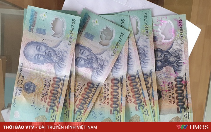 Bạn có biết rằng tiền giả có thể gây thiệt hại lớn đến kinh tế đất nước? Hãy xem hình ảnh liên quan để hiểu rõ hơn về cách phòng chống tiền giả và bảo vệ sự ổn định của đồng tiền Việt Nam.