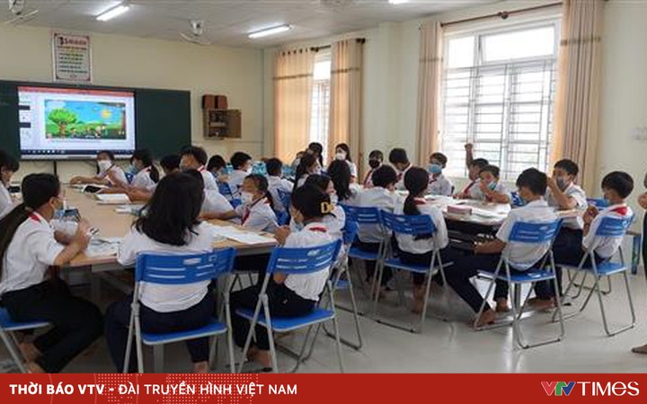 Middle and high school students in Con Dao district go to school directly from March 15